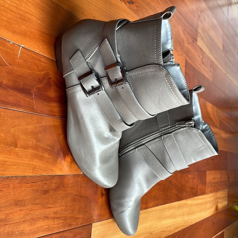 Gray buckled ankle boots size 9